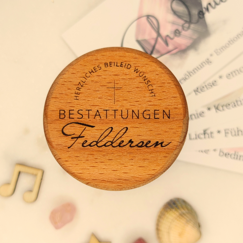 Eine Mementovia Box mit dem Logo eines Bestattungsunternehmens als Gravur