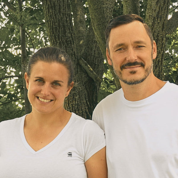 Ein Bild von Michael & Lia Bertrang den Gründern von MEMENTOVIA vor einem Baum