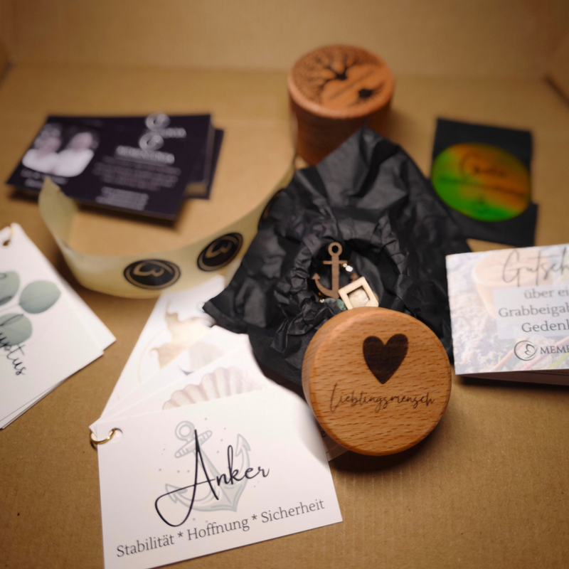 Set aus Grabbeigabe und Gedenkbox für Kooperationspartner