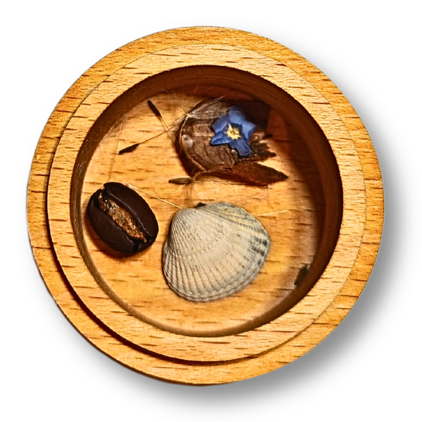 Geöffnete MEMENTOVIA Box mit den symbolischen Beigaben der Box Würdigung des Lebens.
