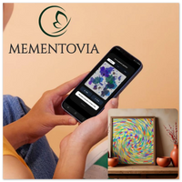 Collage der Marke MEMENTOVIA, die den Prozess 'Vom Gefühl zum Bild' zeigt. Eine Frau nutzt die 'Daily Healing Art' App zur Emotionsvisualisierung, kombiniert mit einer Ansicht des fertigen, gerahmten Seelenbildes im 'Bars'-Stil als hochwertige Wanddekoration. Verbindung von digitaler Trauerbewältigung und haptischer Erinnerungskunst.