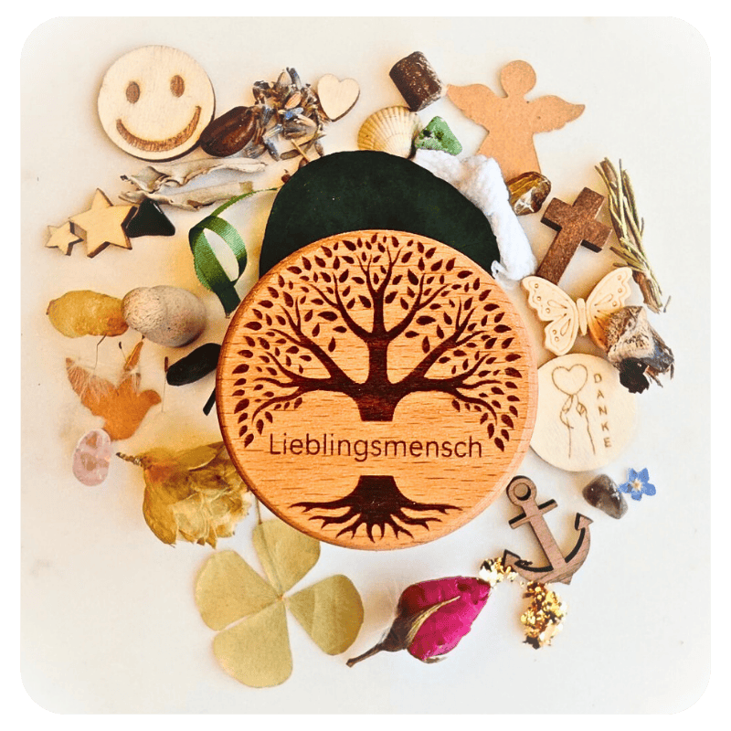 MEMENTOVIA BOX mit individueller Gravur "Lieblingsmensch" und Baum. Darum verschiedene Beigaben. Trauergeschenk.