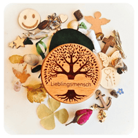 MEMENTOVIA BOX mit individueller Gravur "Lieblingsmensch" und Baum. Darum verschiedene Beigaben. Trauergeschenk.