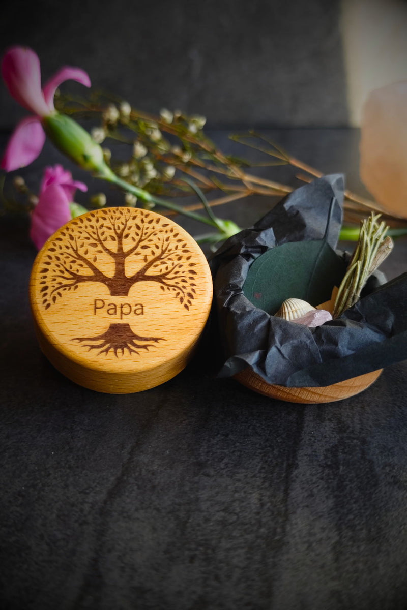 Geöffnete MEMENTOVIA Box mit personalisierter "Papa"-Gravur und symbolischen Trauer-Beigaben.