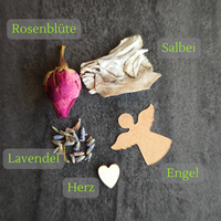 Ein Bild mit symbolischen Beigaben Lavendel, Rose, Salbei, Engel und Herz auf einem dunklem Hintergrund.