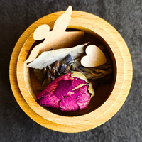 Geöffnete Mementovia-Box "Stille Umarmung" mit den symbolischen Beigaben Lavendel, Rose, Salbei, Engel und Herz – sanfte Begleiter in der Trauer.