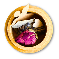 Geöffnete Mementovia-Box "Stille Umarmung" mit den symbolischen Beigaben Lavendel, Rose, Salbei, Engel und Herz – sanfte Begleiter in der Trauer.