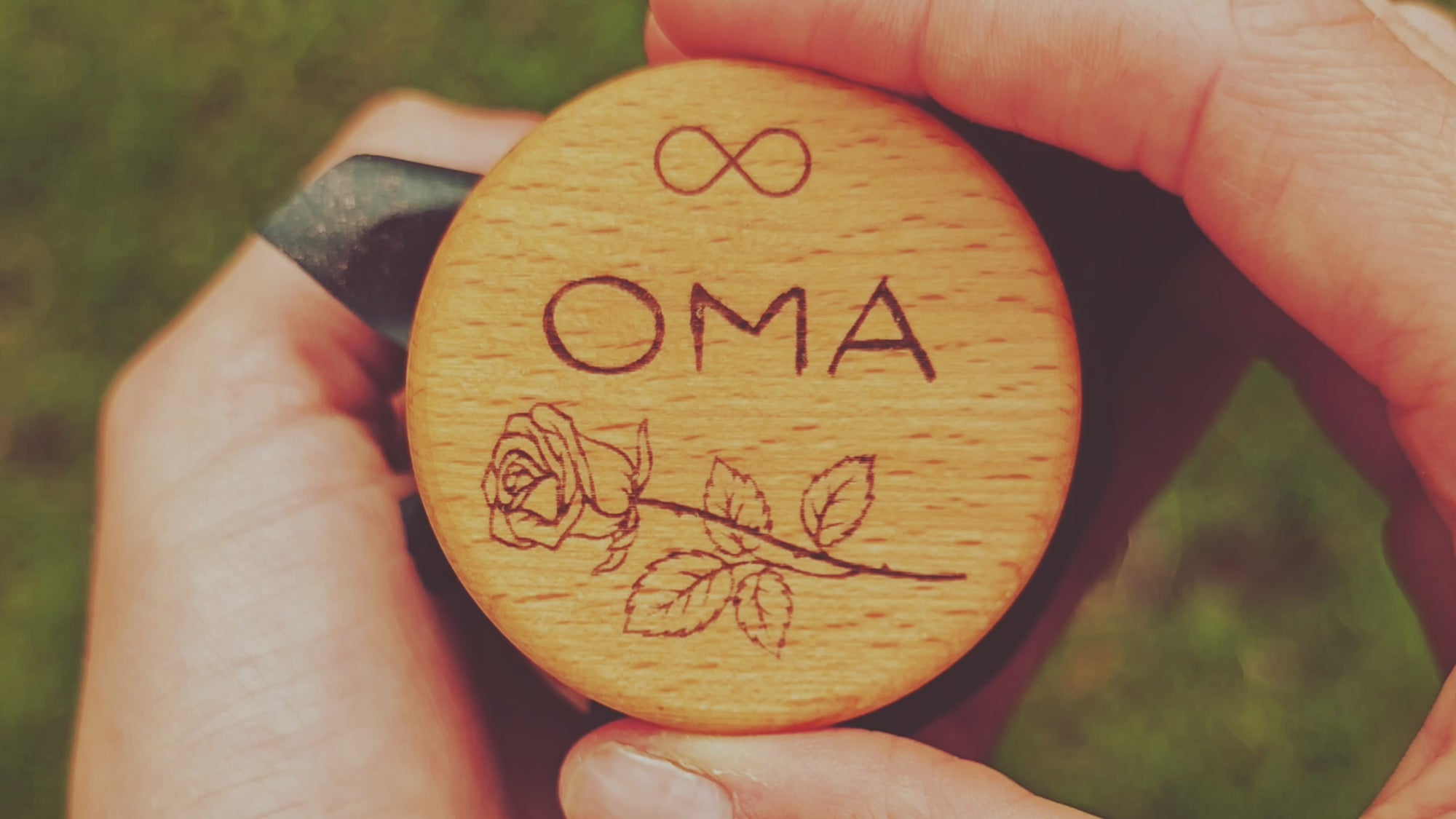 Eine MEMENTOVIA Box mit der Gravur "Oma" wird langsam geöffnet und es kommen die verschiedenen Grabbeigaben zum Vorschein.